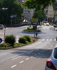 Pflanzinsel - Mittelinsel Kreisverkehr - begrünte Verkehrsberuhigung Pflanzinsel - Mittelinsel Kreisverkehr - begrünte Verkehrsberuhigung