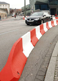 Fahrbahneinengung mit Leitelement Fahrbahneinengung mit Leitelement