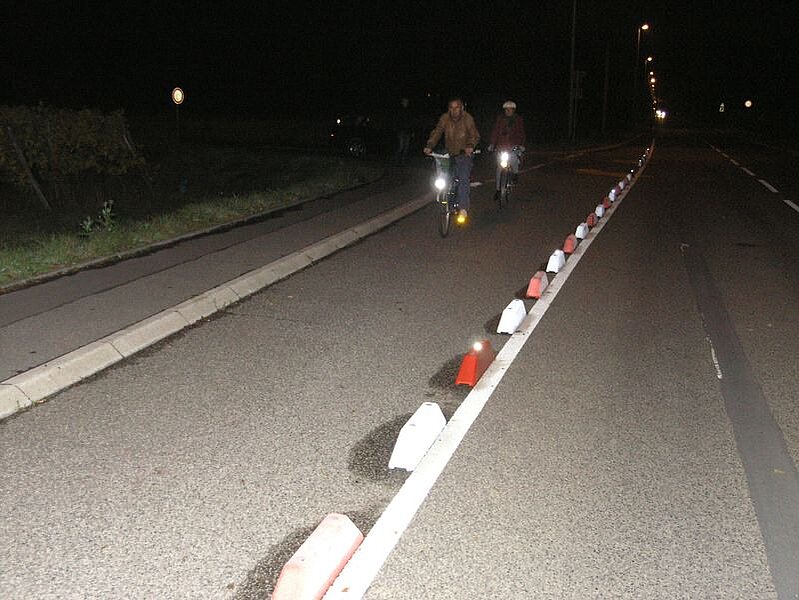 Fahrradweg sichern Bordsteinerhöhungen - Frankfuter Hut sichert Fahrradwege