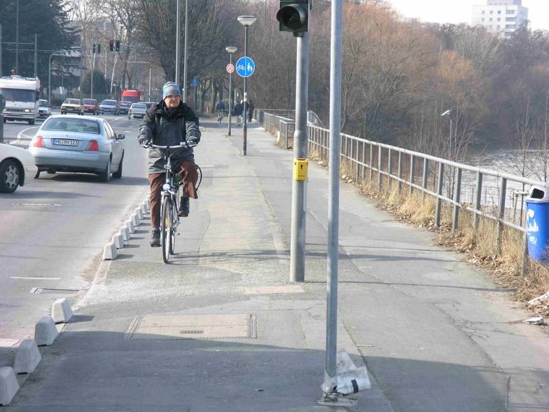Radweg sichern mit Bordsteinerhöhung - Verkehrstechnik