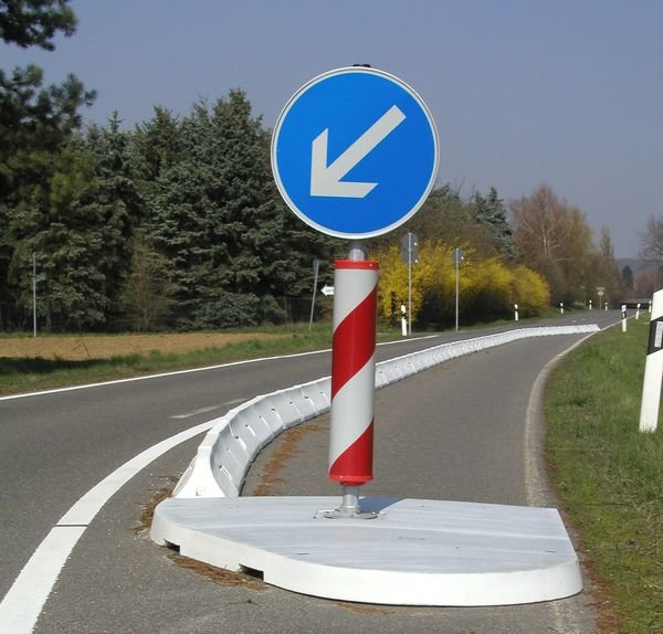 Fahrbahnverschwenkung mit Verschwenkungsinsel - Verkehrsführung Leitbord