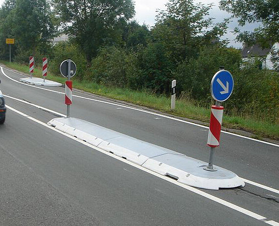 Verkehrsinseln - Fahrbahntrennung - Verkehrsberuhigung
