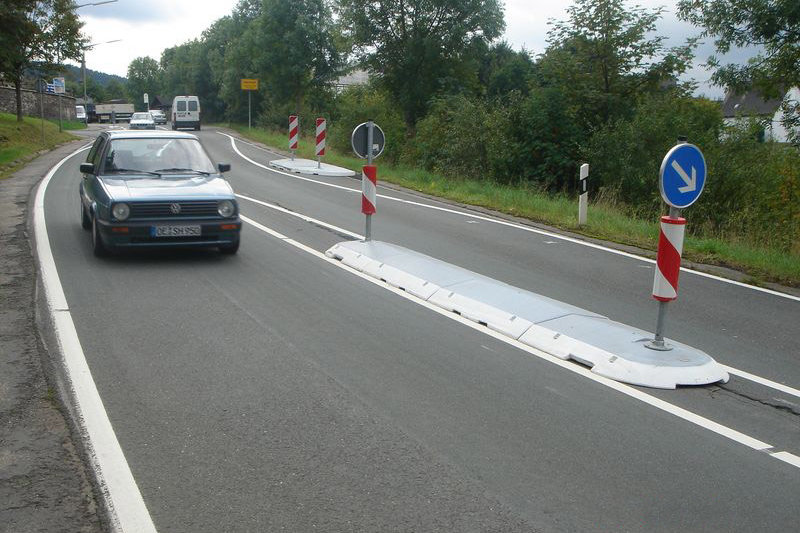 Verkehrsinseln - Fahrbahntrennung - Verkehrsberuhigung