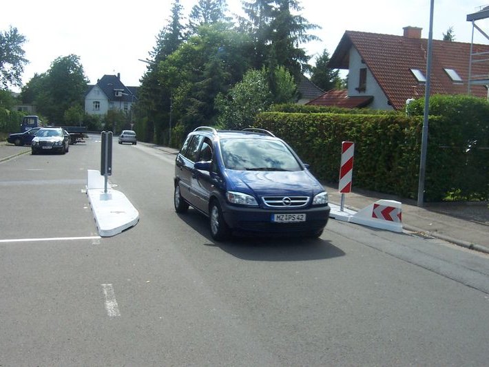 Beruhigungsinsel und Verschwenkungsinsel - Fahrbahneinengung - seitliche Einengung