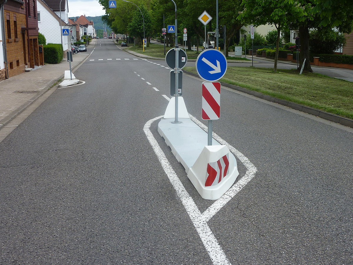 Verkehrsinseln - Fahrbahnteiler bauen