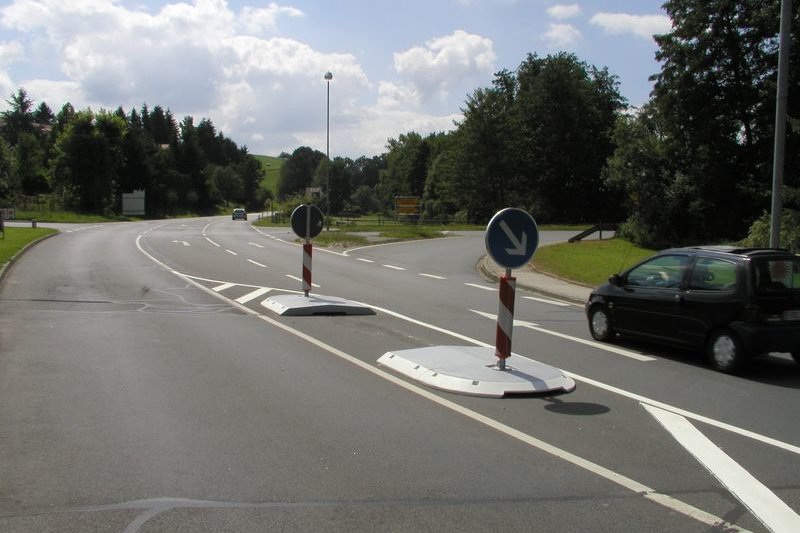 Verkehrsinseln - Überquerungshilfe - Fußgängerquerung