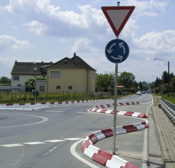 Recycling Systeme im Kreisverkehr - Seitliche Zufahrten abstellen