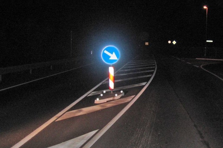 Kugelreflektor im Inselement - Verkehrsberuhigung nachts reflektierend