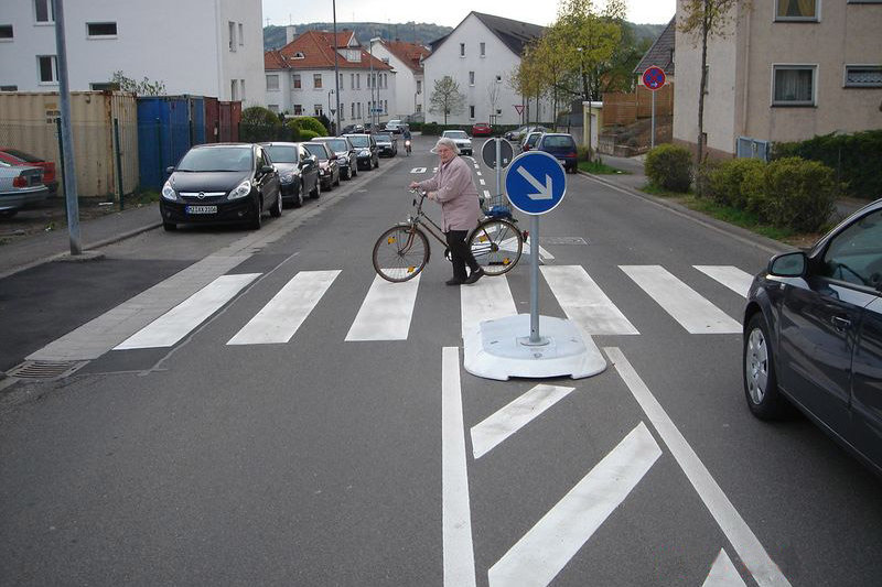 Verkehrsinseln - Füßgänger schützen - Querungshilfe