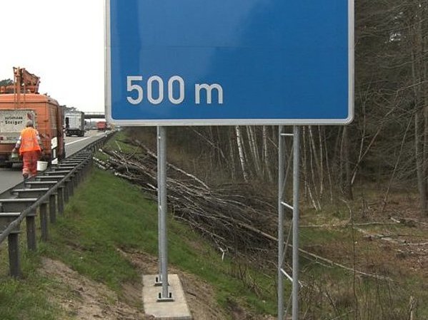 Verkehrstechnik - Verkehrszeichen montieren