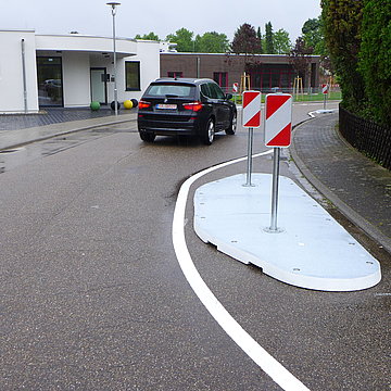 Seitliche Einengung - Fahrbahneinengung mit Verschwenkungsinseln