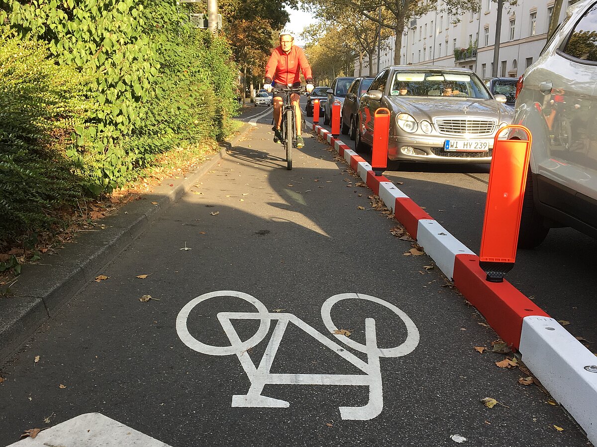 Fahrradweg sichern Bordsteinerhöhungen - Frankfuter Hut sichert Fahrradwege Fahrradweg sichern Bordsteinerhöhungen - Frankfuter Hut sichert Fahrradwege