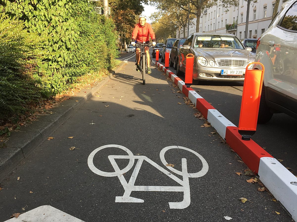 Fahrradweg sichern Bordsteinerhöhungen - Frankfuter Hut sichert Fahrradwege