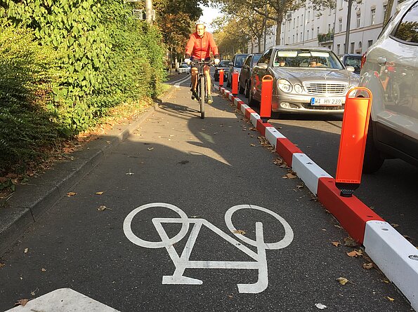 Fahrradweg sichern Bordsteinerhöhungen - Frankfuter Hut sichert Fahrradwege