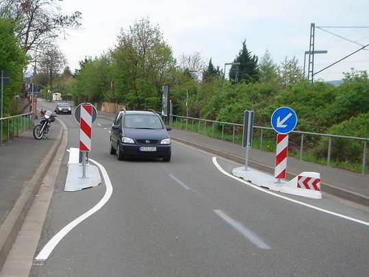 Geschwindigkeit drosseln - Verkehrsberuhigung mit Trenninseln Verkehrsinseln