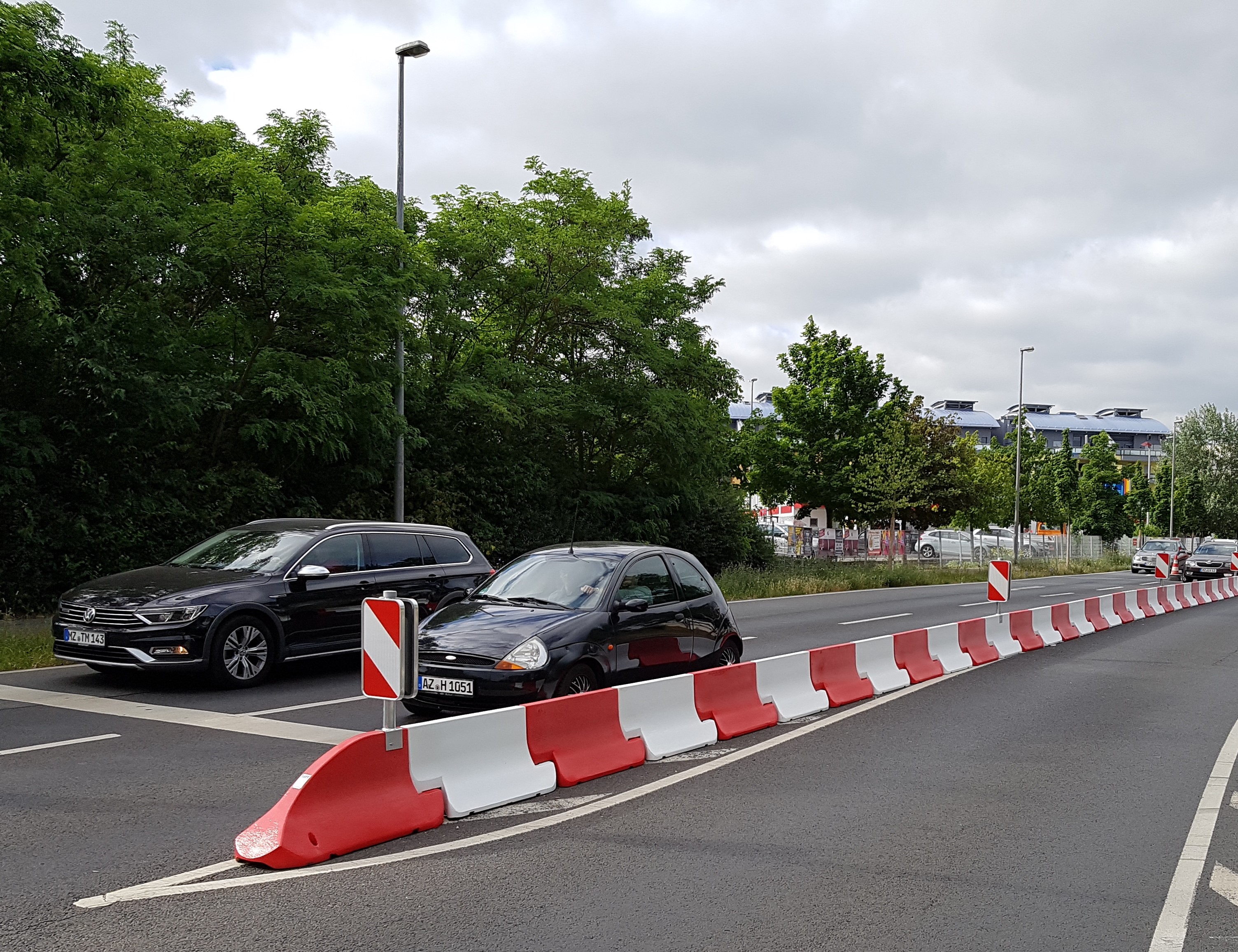 Fahrbahntrennung Leitelement