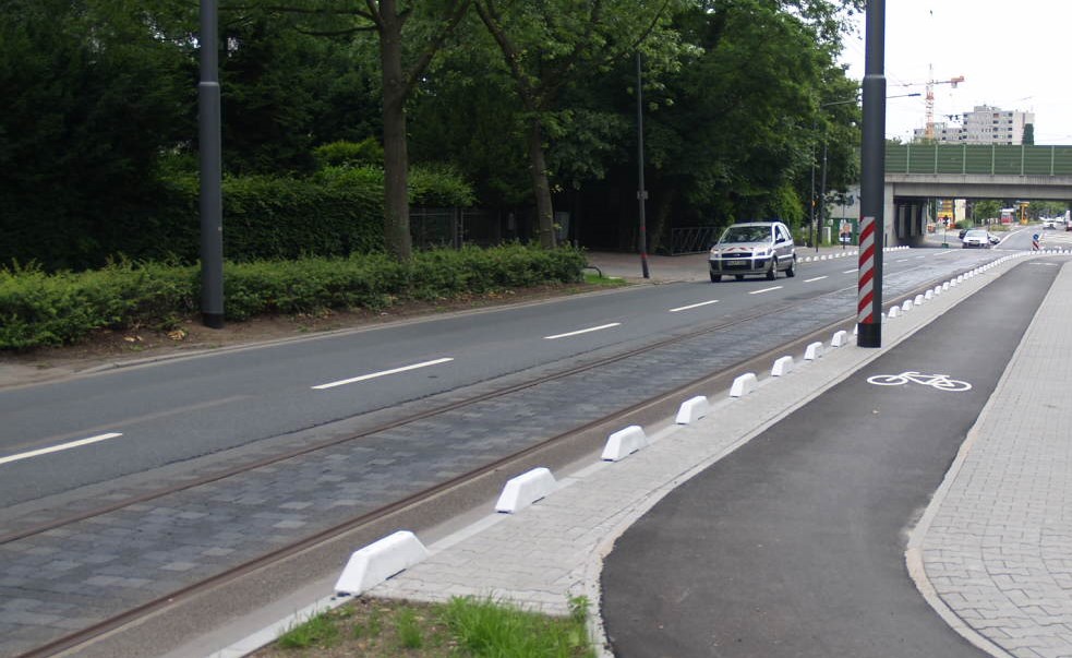 Bordsteinerhöhung Frankfurter Hut als Fahrbahnteiler