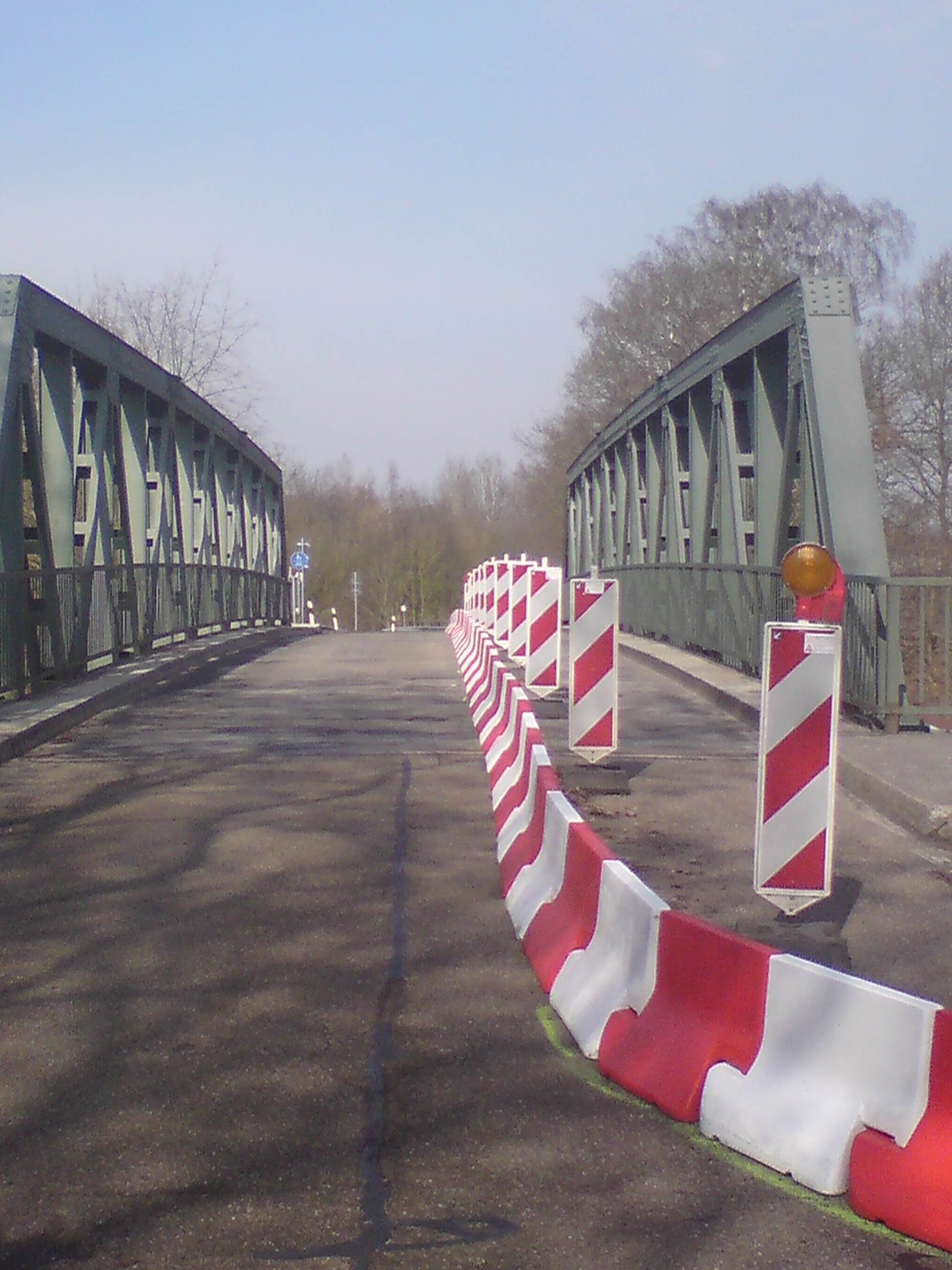 Brückenverengung Leitelement