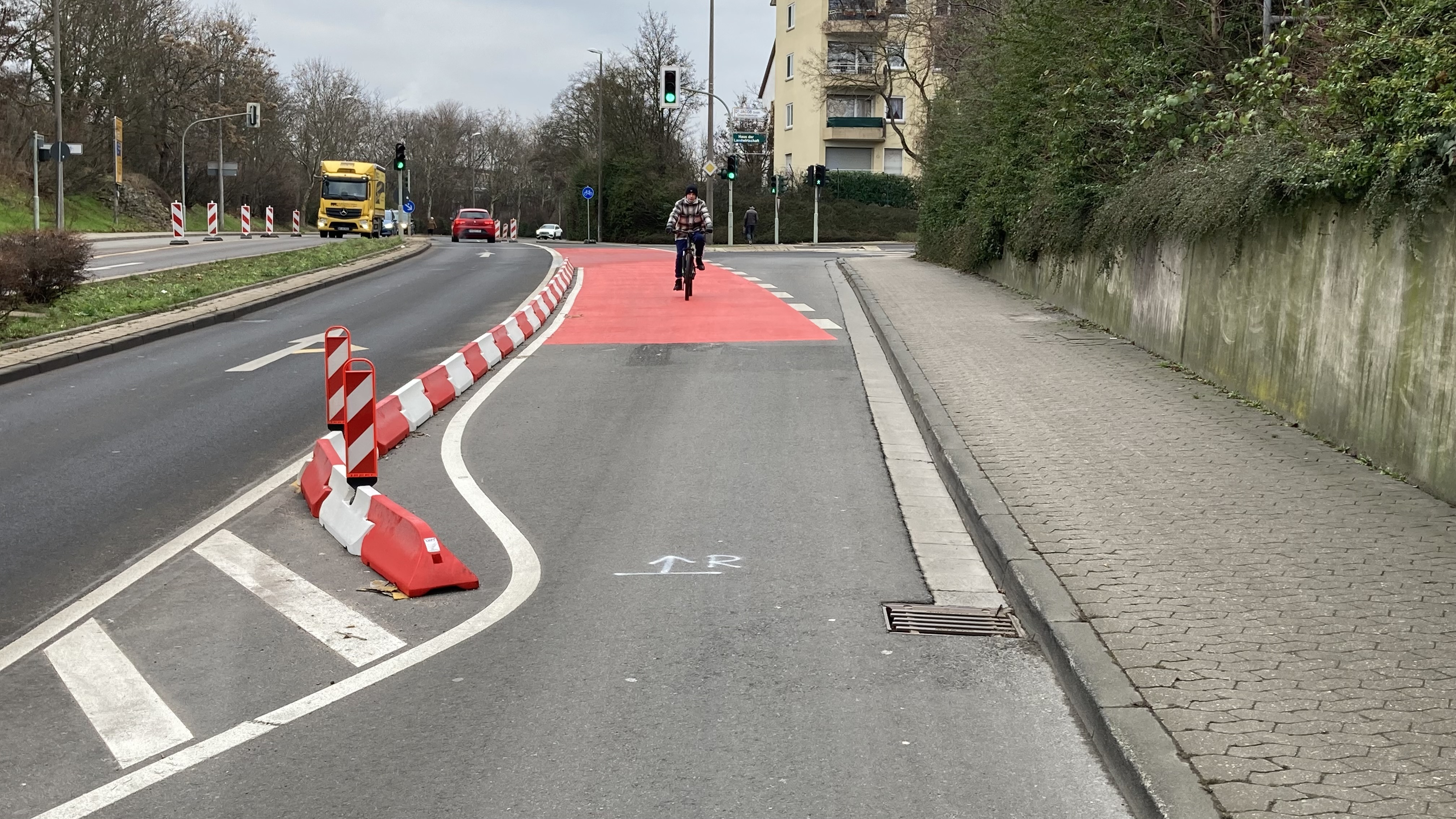 Radwegabtrennung mit Leitbord und Flexibler Warnbake